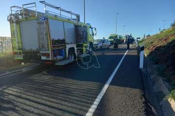 Aparatoso vuelco lateral de un vehículo en la entrada al aeropuerto desde el sur/TA.